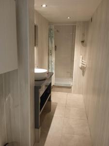 ein Badezimmer mit einem Waschbecken und einer Badewanne in der Unterkunft Chambres d'hôtes du Péras in Saint-Jean-du-Gard