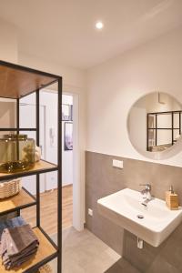 a bathroom with a sink and a mirror at Villa LORA - Ferienwohnung Federspiel in Mautern