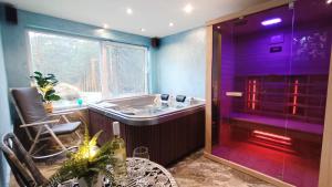 eine Whirlpool-Badewanne in einem Zimmer mit Fenster in der Unterkunft Vila POGLED Wellness i spa in Divčibare