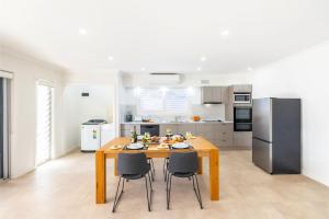 50a Ocean Ave - air con, wi-fi 1 bedroom apartment的厨房或小厨房