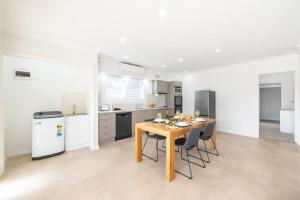 50a Ocean Ave - air con, wi-fi 1 bedroom apartment的厨房或小厨房