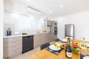 50a Ocean Ave - air con, wi-fi 1 bedroom apartment的厨房或小厨房