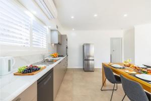 50a Ocean Ave - air con, wi-fi 1 bedroom apartment的厨房或小厨房