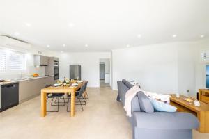 50a Ocean Ave - air con, wi-fi 1 bedroom apartment的厨房或小厨房