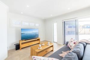 50a Ocean Ave - air con, wi-fi 1 bedroom apartment的电视和/或娱乐中心