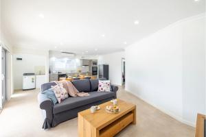安娜湾50a Ocean Ave - air con, wi-fi 1 bedroom apartment的带沙发和咖啡桌的客厅