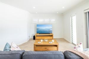 50a Ocean Ave - air con, wi-fi 1 bedroom apartment的电视和/或娱乐中心