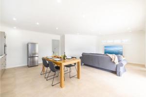 安娜湾50a Ocean Ave - air con, wi-fi 1 bedroom apartment的带桌子和沙发的客厅