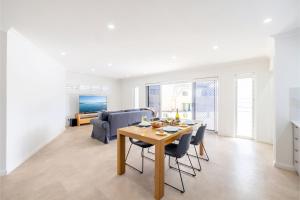 安娜湾50a Ocean Ave - air con, wi-fi 1 bedroom apartment的一间带桌椅的餐厅和客厅 更多16张照片