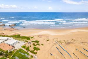 安娜湾50a Ocean Ave - air con, wi-fi 1 bedroom apartment的海滩和海洋的鸟瞰图