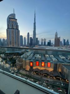vistas a una ciudad con una autopista y edificios en Downtown Dubai Address Fountain Views Residences - luxurious One Bedroom Apartment, en Dubái