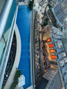 una vista aérea de una calle de la ciudad con coches en Downtown Dubai Address Fountain Views Residences - luxurious One Bedroom Apartment, en Dubái