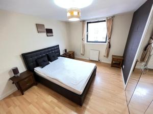 um quarto com uma cama grande num quarto em Lovely Two-bed Apt em Aberdeen