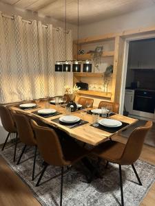 mesa de madera con sillas y comedor en Ferienhaus Seepark Kirchheim en Kirchheim