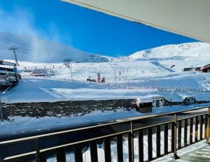 Blick auf eine Skipiste mit einem schneebedeckten Berg in der Unterkunft LeChalet N22 Au pied des pistes in Saint-Lary-Soulan