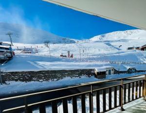 uitzicht op een skipiste met een met sneeuw bedekte berg bij LeChalet N22 Au pied des pistes in Saint-Lary-Soulan