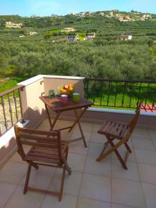 - Balcón con vistas, mesa y 2 sillas en Archanes Nature Retreat Residence, en Archanes