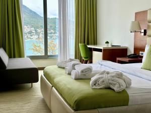 Postel nebo postele na pokoji v ubytování Hotel Porto Sole + 37 fotografií