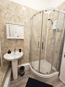 La salle de bains est pourvue d'une douche et d'un lavabo. dans l'établissement Charming flat in Stokes Croft, à Bristol