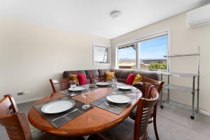 Area soggiorno di T Bar on Twynam - Modern 2BR Apartment l WiFi l Netflix l BBQ l Smart TV l Air-Con