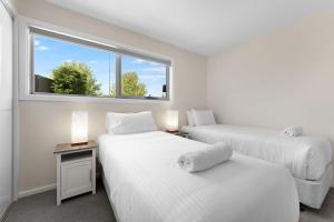 Letto o letti in una camera di T Bar on Twynam - Modern 2BR Apartment l WiFi l Netflix l BBQ l Smart TV l Air-Con