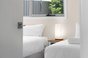 Letto o letti in una camera di T Bar on Twynam - Modern 2BR Apartment l WiFi l Netflix l BBQ l Smart TV l Air-Con