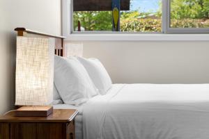 Letto o letti in una camera di T Bar on Twynam - Modern 2BR Apartment l WiFi l Netflix l BBQ l Smart TV l Air-Con