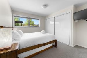Letto o letti in una camera di T Bar on Twynam - Modern 2BR Apartment l WiFi l Netflix l BBQ l Smart TV l Air-Con