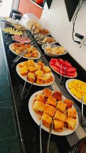 un buffet con platos de comida en una mesa en Pousada Trilha da Serra, en Morretes