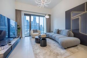 uma sala de estar com um sofá e uma televisão em DownTown, Dubai Burj Royale 2 BDR Apartment Full Burj - Khalifa view em Dubai