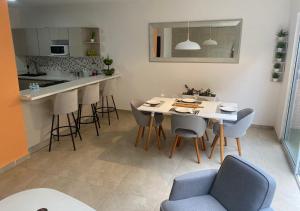 Casa familiar en condominio privado cerca de playa في كانكون: مطبخ وغرفة طعام مع طاولة وكراسي