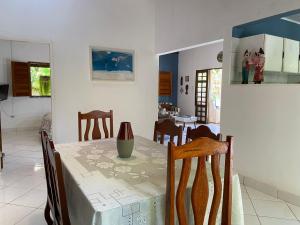 a dining room and kitchen with a table and chairs at Casa Paraiso de Sonho Verde in Paripueira