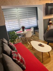 - un salon avec un canapé et une table dans l'établissement Apartamento Vallecas Plaza, à Madrid