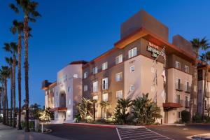 聖地牙哥的住宿－聖地亞哥市區萬豪酒店，一座楼前有棕榈树的酒店