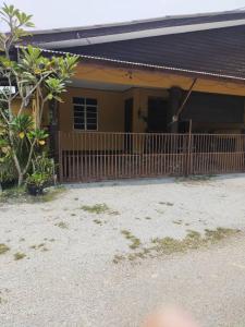 ein Haus mit einem Zaun davor in der Unterkunft ABAH HOMESTAY, MANIR, KUALA TERENGGANU (HOMESTAY A) in Kuala Terengganu