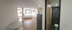 Una pequeña cocina con una mesa y un baño. en Apartamento Meredi, en Bogotá 50 fotos más