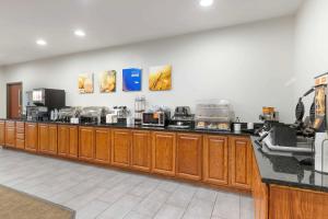 uma cozinha com um balcão longo com uma involução em Comfort Inn & Suites Davenport - Quad Cities em Davenport