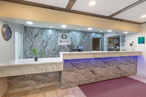 an office lobby with a large aquarium in the center at Quality Inn Newton at I-80 RECENTLY ALL ROOMS RENOVATED 2023 in Newton