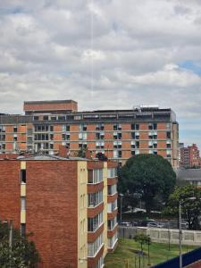 ein großes Backsteingebäude vor einem Gebäude in der Unterkunft Apartamento Meredi in Bogotá