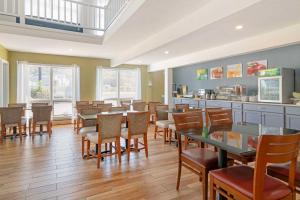 a restaurant with tables and chairs in a room at Quality Inn in Lebanon