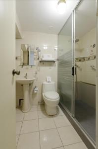 e bagno con servizi igienici, doccia e lavandino. di Lucky Star Hotel a Chiclayo