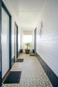 un couloir avec une plante en pot dans un pot dans l'établissement Meningie Waterfront Motel, à Meningie