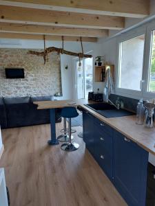 Plassac的住宿－La Cabane de Nina, cottage chaleureux，厨房配有蓝色橱柜和木制台面