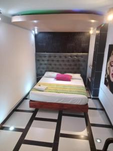ein kleines Schlafzimmer mit einem Bett in einem Zimmer in der Unterkunft Hotel Emalú M&C in Quibdó