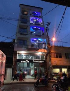 ein Gebäude mit einem blauen Schild auf der Seite in der Unterkunft Hotel Emalú M&C in Quibdó