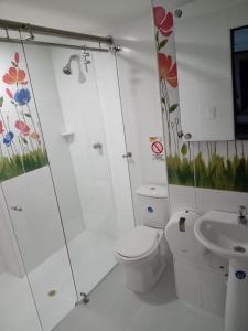 bagno bianco con servizi igienici e lavandino di Hotel Emalú M&C a Quibdó