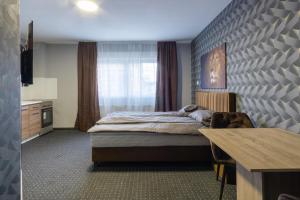 1 dormitorio con cama, mesa y ventana en Bed and Breakfast 33, en Duisburg
