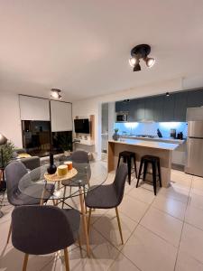 eine Küche und ein Wohnzimmer mit einem Tisch und Stühlen in der Unterkunft Caldera Apartment in Caldera