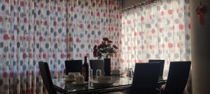 stół jadalny z wazonem kwiatów w obiekcie Apartamento Acogedor w mieście Huancayo