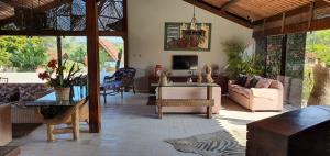 Pousada Fazenda Gloria في Lagoa dos Gatos: غرفة معيشة مع أريكة وطاولة